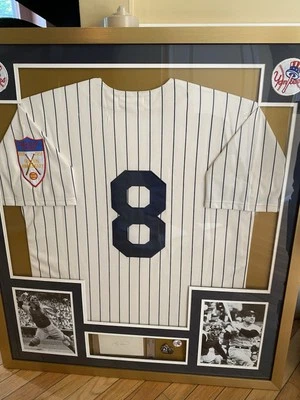 Camiseta enmarcada Yogi Berra, prendedores Beckett autógrafo Serie Mundial       Foto 1 de 4