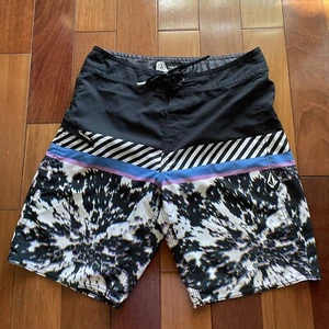Volcom Mod-Tech Men’s 17” Board Shorts - Black/White - Size 27 - Picture 1 of 4