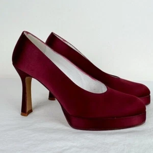 Zapatos de salón Stuart Weitzman vintage de satén borgoña - Imagen 1 de 11
