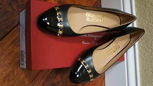 $875 Nuovo con scatola Salvatore Ferragamo Varina Ballerine Pim Catena Nero Pelle/Oro 5,5M - Foto 1 di 5