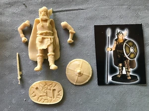 Janetzki Arts: Reihe Prinz Eisenherz - WIKINGER stehend mit Schild und Speer, ub - Bild 1 von 2