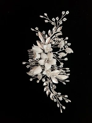 Accesorio para cabello de novia hecho a mano - Tocado de flor de perla para el día de la boda Foto 1 de 2