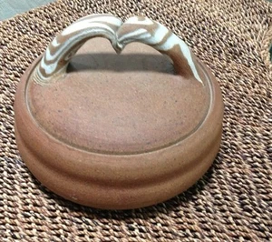 SIGNIERTE KUNSTKERAMIK Steingut Schale mit einzigartigem Deckel mit Henkel - Bild 1 von 7