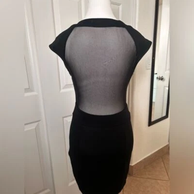 Vestido Charlotte Russe Negro Cuello Redondo Manga Corta Transparente Espalda Mediano Foto 1 de 4