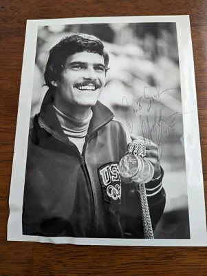 Foto autografada 7x9 P&B de Mark Spitz Spittz com medalhas natação olímpica - Imagem 1 de 2