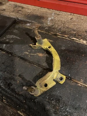 Soporte de cubierta de toma de fuerza para tractores de jardín Sears con motores Onan Foto 1 de 2