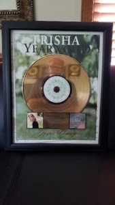 TRISHA YEARWOOD - JASPER COUNTY RIAA GOLD RECORD AWARD PRESENTED TO HANDLEMAN CO - Picture 1 of 6