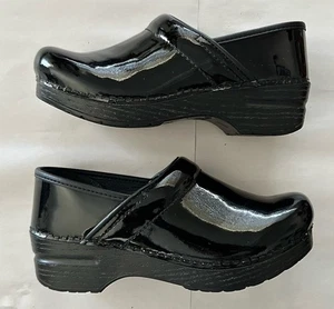 Dansko Damenschuhe US-Größe 4,5 – 5/35 schwarz Lackleder professionelle Clogs - Bild 1 von 10