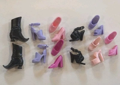 De colección Era Y2K Barbie Moda Paquete Zapatos Lote Tacones Botas Zuecos Cuñas Años 90 Foto 1 de 3
