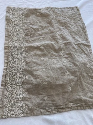 Pottery Barn Deepika Padukone bordado 1 farsa estándar Foto 1 de 2