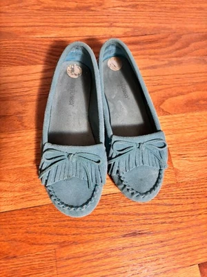 Minnetonka Kilty Suela Dura Turquesa Mocasín Flecos Lazo Gamuza Para Mujer Talla 7” Foto 1 de 4