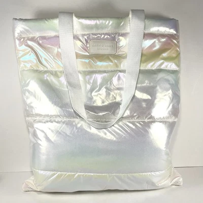 Bolso de Mano Bath & Body Works Blanco Iridiscente Puffer Desde 2023 Black Friday VIP Foto 1 de 4