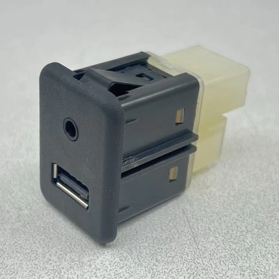 12-15 CHEVROLET CAMARO ZL1 CENTER CONSOLE USB PORT SOCKET 25832462 OEM - Image 1 of 4