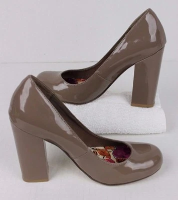 Zapatos de salón MADDEN GIRL Viscious para mujer beige tostado talla 7M charol sintético usados en excelente estado Foto 1 de 4