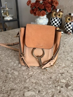 Mini Mochila Chloe Cuero Genuino Piel de becerro Gamuza Desnudo Foto 1 de 4