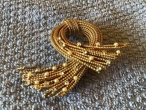 PIN ONDAS DORADAS VINTAGE CON PERLAS DE IMITACIÓN Y PEDRERÍA - Imagen 1 de 2