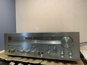 RARE. Récepteur stéréo Akai AA-1175 milieu des années 70 amplificateur vintage. Pièce de spectacle. Argent.
