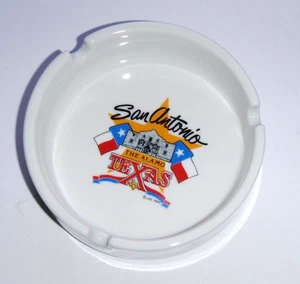 Cenicero de recuerdo Texas Alamo de colección 4" redondo bandera coleccionable de San Antonio JAS 1988 - Imagen 1 de 5