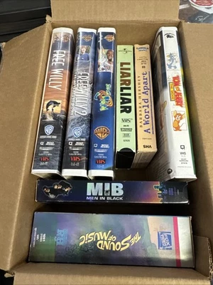 8 Vhs Lot pre owned in good condition. Free willy 1 & 2, Space Jam, tom & Jerry Foto 1 de 4