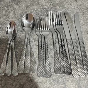Set posate martellate 15 pezzi Farberware spiaggia ciottoli forchetta cucchiaio coltelli - Foto 1 di 5