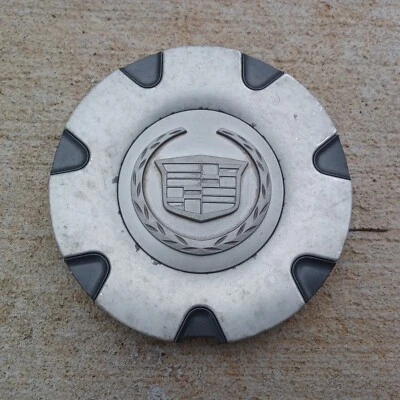 Cadillac SRX center cap 2004-2006 part number 9594307 04 - Image 1 of 3