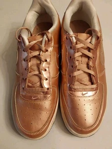 Nike Air Force 1 Metallic Rot Bronze Niedrig Turnschuhe Größe 7Y oder Damen 8,5 - Bild 1 von 6