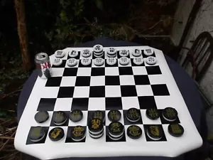 Seltenes & ungewöhnliches GROSSES Schach/Flachschach - Vinyl Spielbrett mit Kunststofffiguren - Bild 1 von 23