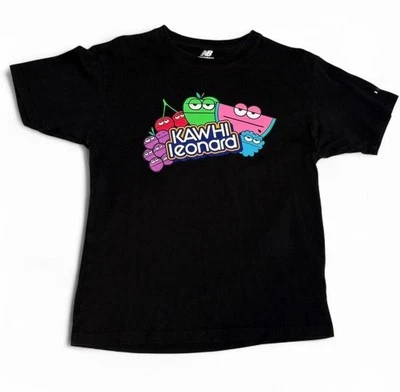CAMISA KAWHI LEONARD PEQUEÑA NEGRA MANGA CORTA NBA NEE BALANCE JOLLY RANCHERS Foto 1 de 3