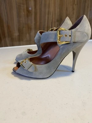 Zapatosde tacón peep-toe degamuza grisclaroGiuseppe Zanotticonhebillas doradas. Foto 1 de 4