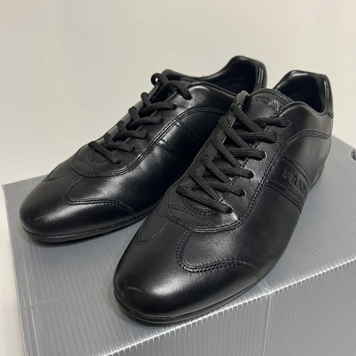 Sneakers Prada in pelle nera con logo in rilievo