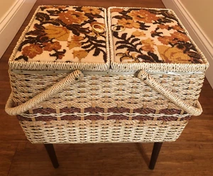 VINTAGE LARGE FOOTED SWEING WICHKER BASKET WITH FLORAL LIB SATIN LINING SINGER - Picture 1 of 15