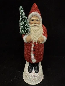 neuer Ino Schaller deutscher Weihnachtsmann mit knallrotem Mantel hält kleinen Schneebaum - Bild 1 von 6