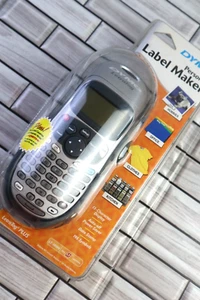 Dymo LetraTag LT-100H Persönliches Etikettiergerät mit Kassetten - Brandneu, Versiegelt - Bild 1 von 6