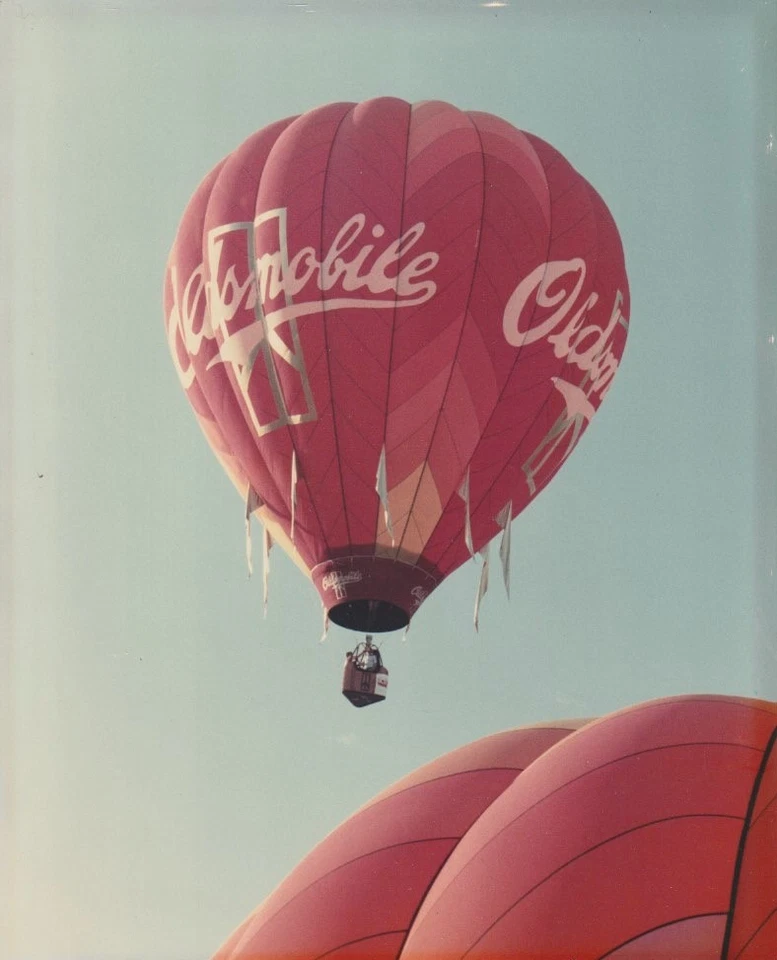 Vintage 1980's Oldsmobile Hot Air Balloon 8x10 Press Photo - Image 1 of 1