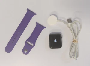 Apple Watch Series 3 42mm A1859 (8GB, Gray, GPS/WiFi) - Light Scratches, FF! - Photo 1 sur 10