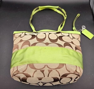 Coach hellbraun CC Logo Jacquard limettengrün Handtasche Beuteltasche Lederakzente Coach Anhänger 13" - Bild 1 von 17