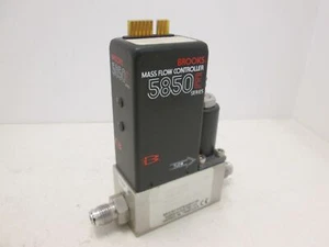 Brooks 5850E, Mass Flow Controller MFC, O2, 0-5 SLPM, 1/4" MVCR, Used - Picture 1 of 6