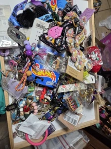 Huge Vtg Novelty Key Rings Keychains Collect, Souvenir Rare 13 Pounds Lot Box1 - Picture 1 of 16