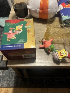 SpongeBob Schwammkopf Tiefseesöhne Grüße Carlton Karten Erbstück Ornament - Bild 1 von 7