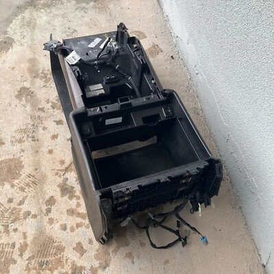 Chevrolet Suburban 2017-2020 consola central chasis 84329274 Tahoe Sierra Yukon Foto 1 de 4