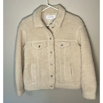 Chaqueta de peluche POP SUGAR para mujer MD crema imitación piel de oveja estilo camionero con botones Foto 1 de 4