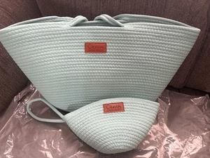 Zwei türkisfarbene Beuteltaschen mit Minitasche - Ocean Casino Resort Logo auf der Vorderseite - Bild 1 von 5