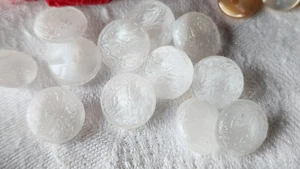 Lot 11 mini boutons anciens en verre blanc laiteux motif  11 mm ref 2557 - Picture 1 of 3