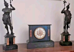 Antico orologio da tavolo funzionante con due statue. - Foto 1 di 10