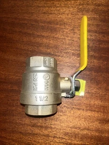 Válvula de bola de latón APOLLO 2 piezas, en línea, palanca, 1-1/2" NPT hembra 94A-107-01 - Imagen 1 de 4