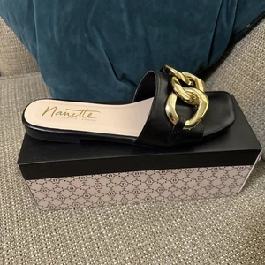 Sandalias Nanette para mujer punta abierta adornadas planas negras doradas cadena talla 9 - Imagen 1 de 6