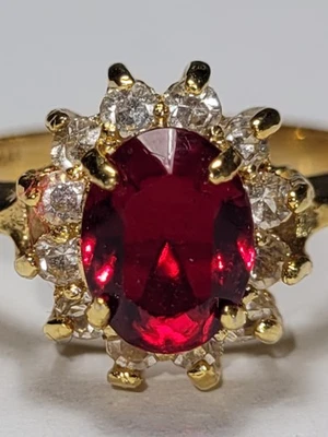 Anillo distintivo firmado estilo vintage rojo circonita cúbica chapado en oro halo racimo Foto 1 de 4