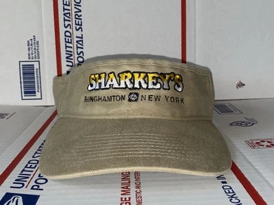 SHARKEY’S Sharkeys Bar Parrilla Restaurante Visera Sombrero Gorra Espías Almejas Pizza ¡NYC! Foto 1 de 4