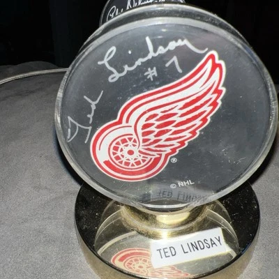 TED LINDSAY SIGNED PUCK DETROIT RED WINGS HOF - Изображение 1 из 3