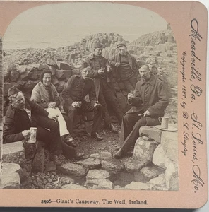 Tarjeta Keystone View vintage de Giant's Causeway, The Well, Irlanda 1897 - Imagen 1 de 4